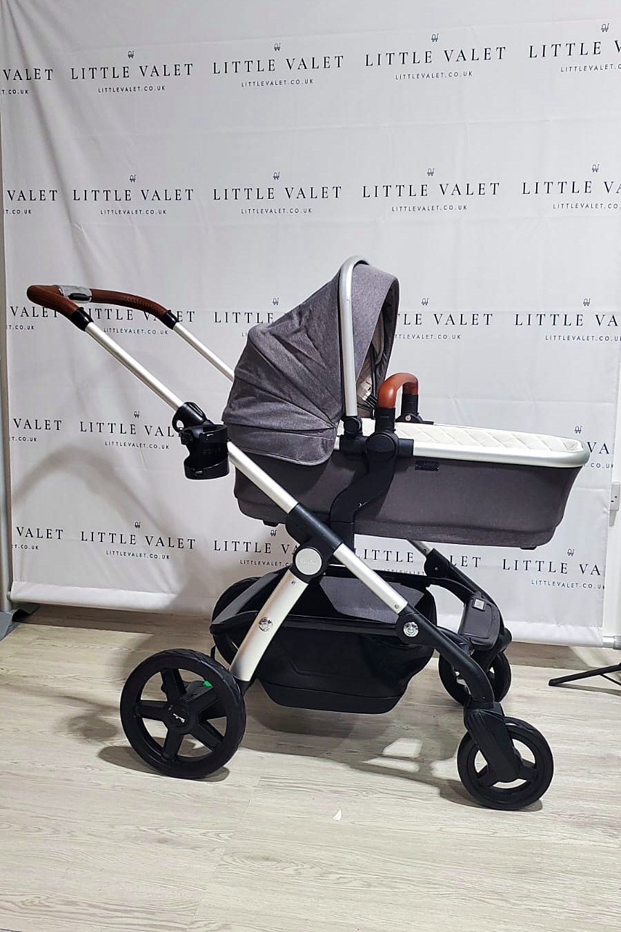 Pre-loved Silver Cross Wave with carrycot