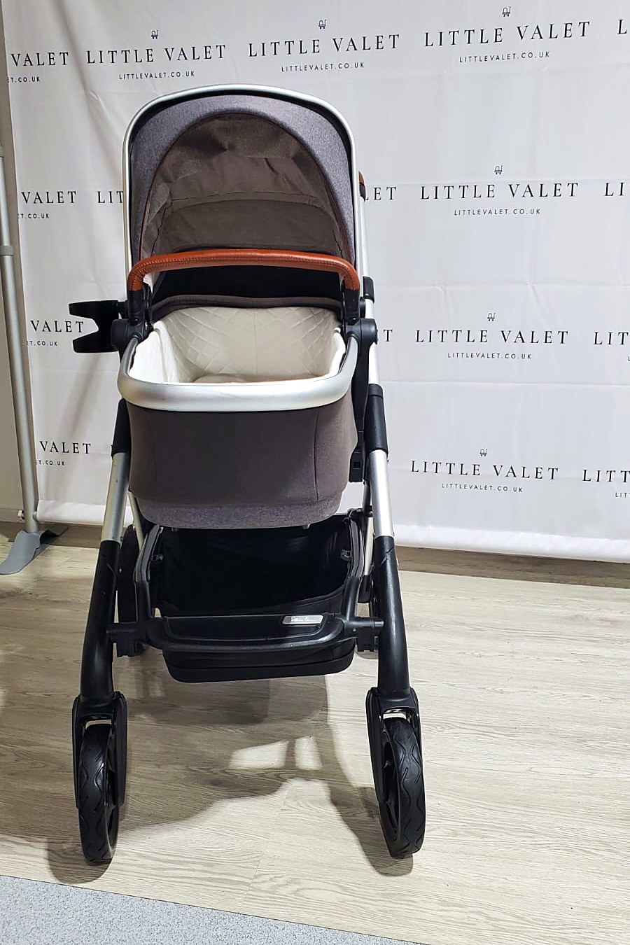 Silver Cross Wave carrycot, front view showing the lining