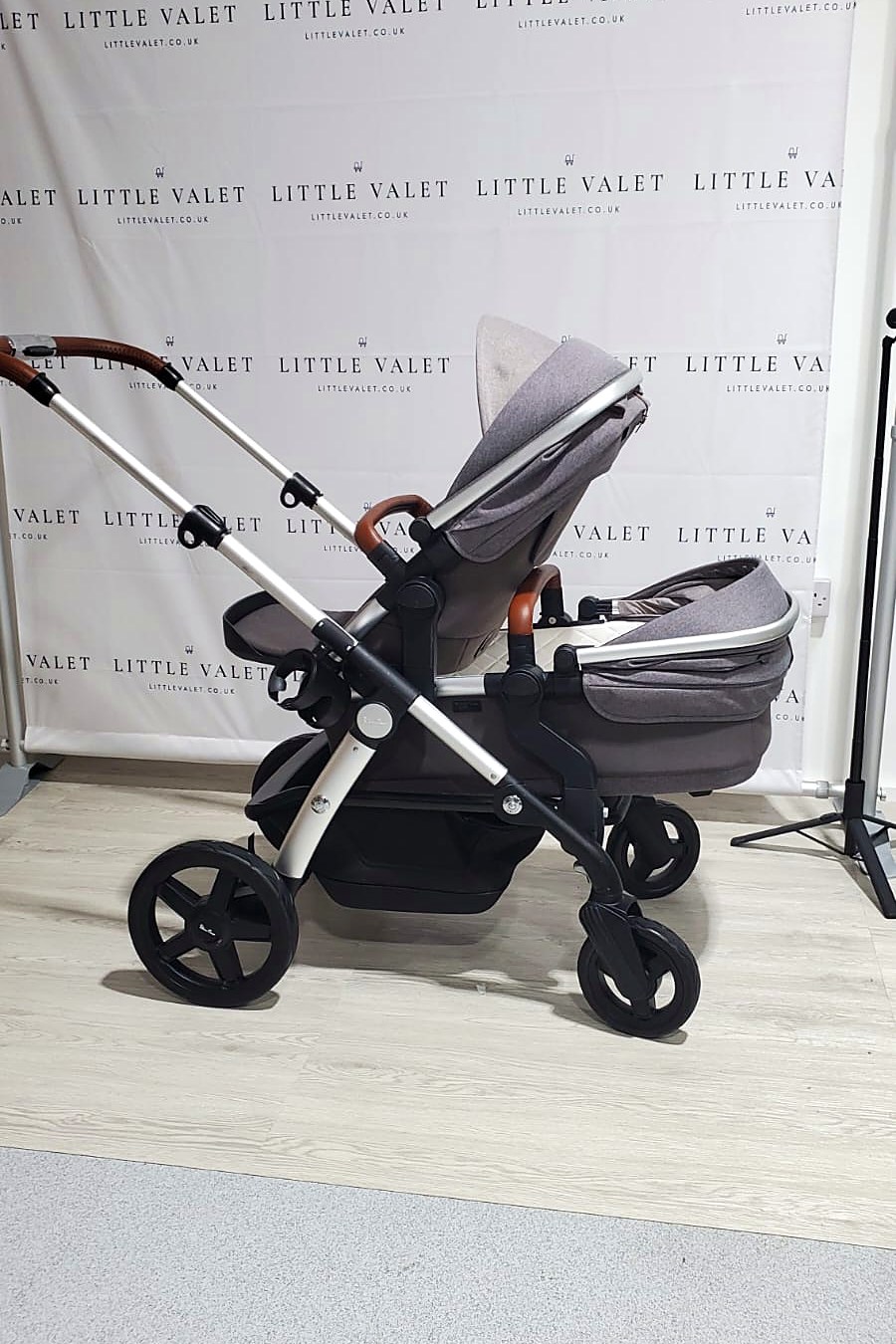 Silver Cross Wave with seat unit and carrycot fitted together, side view